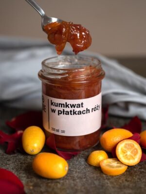 Kumkwat w płatkach róży